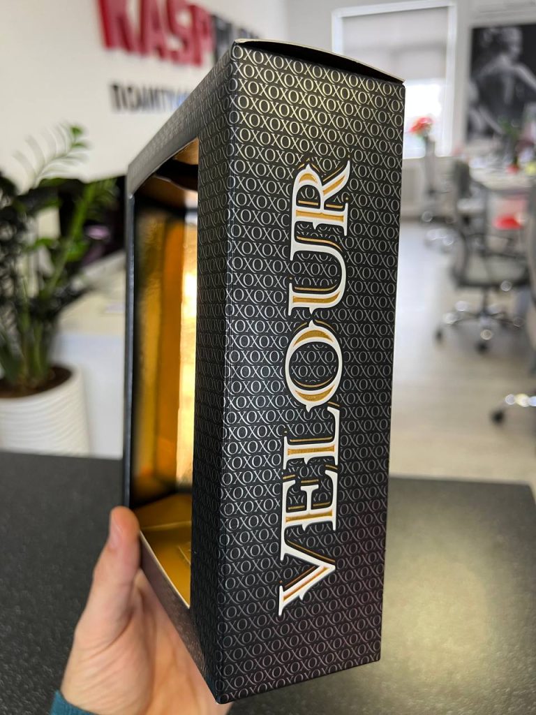 Коробка с тиснением и лаком